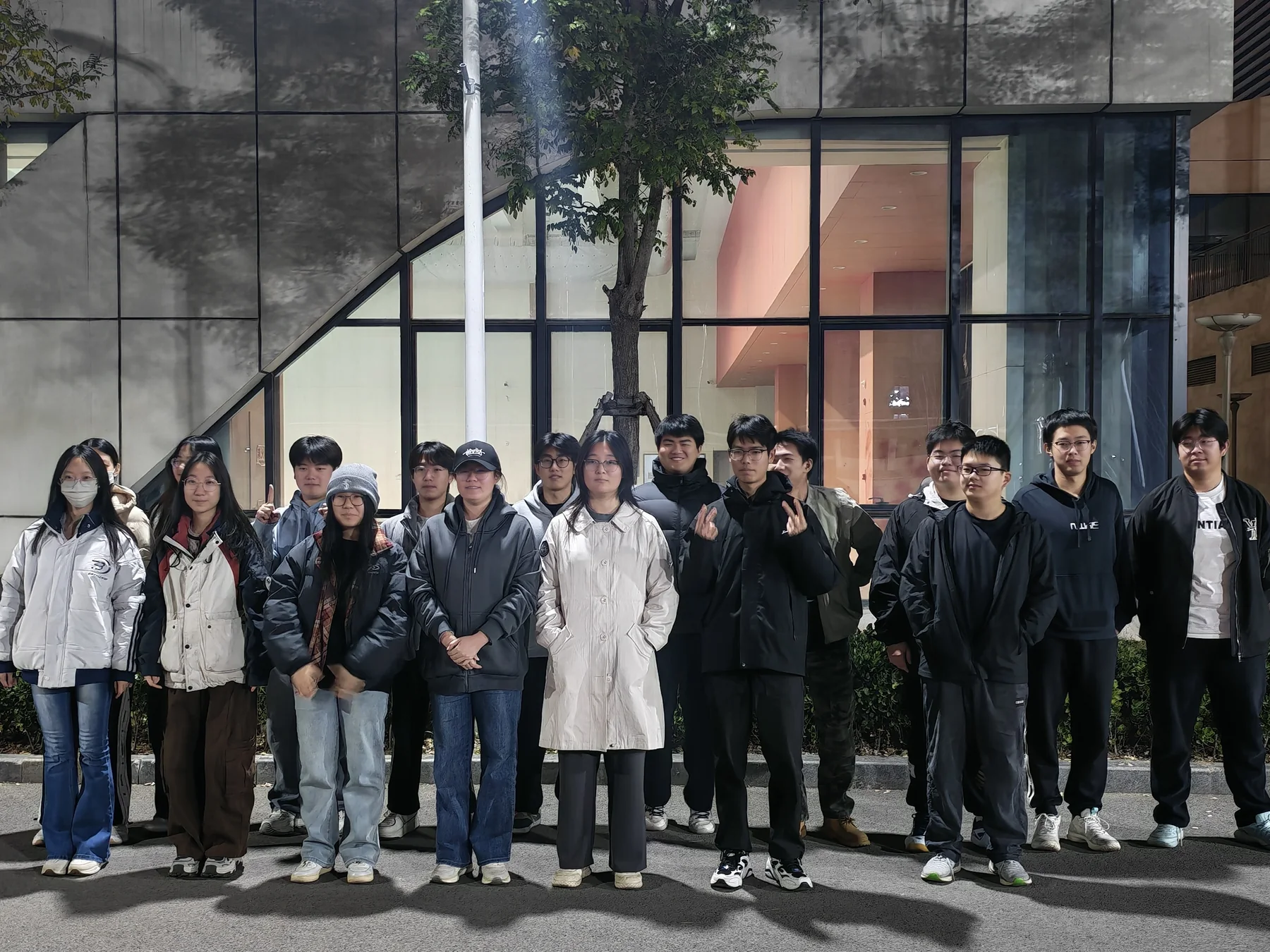 胡老师与同学们在楼前合影