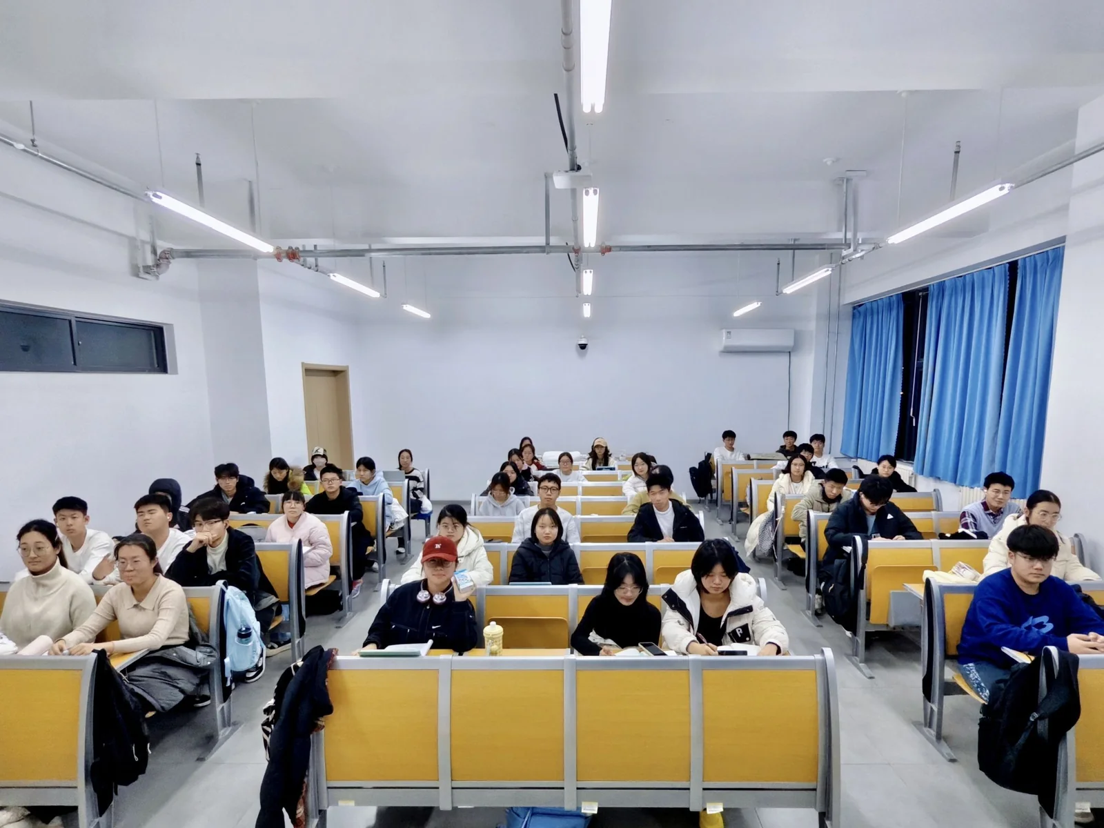 胡老师与同学们在教室里的日常