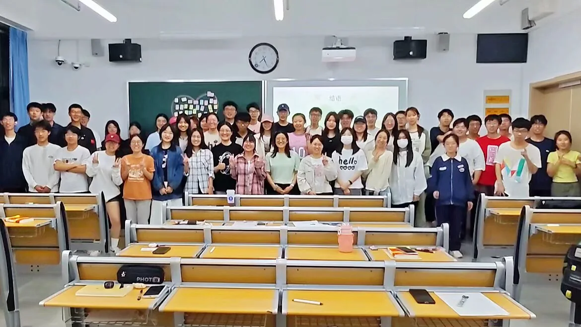 胡老师与同学们在教室合影