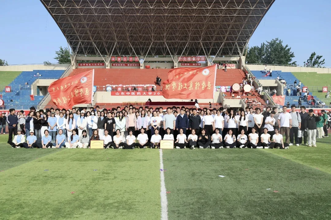 运动场上胡老师与同学们的合影